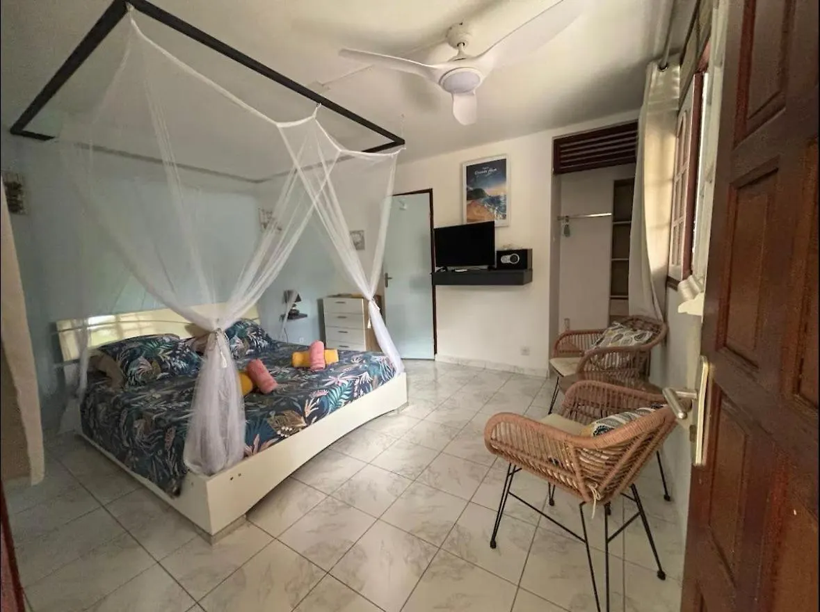 Сasa de vacaciones Gwada-Zen-Breizh 3 Hebergements Au Choix 1 Avec Piscine Privee, 1 Avec Jacuzzi Prive, 1 Simple Sans Piscine Ni Jacuzzi Deshaies